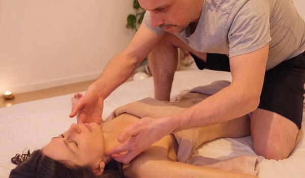 Is de tantra massage therapeut zelf (ook) naakt?